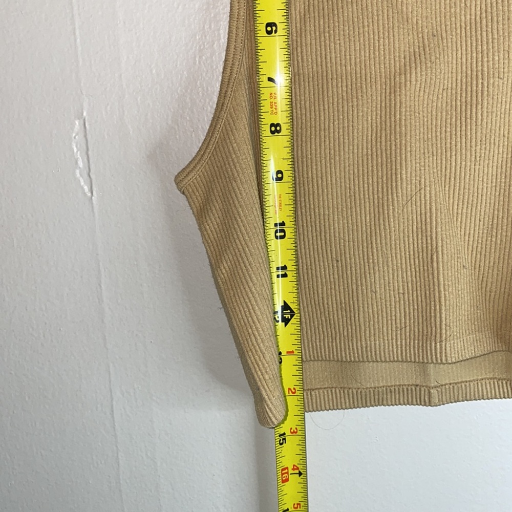 🎈Ribbed tan crop top! - Picture 4 of 5